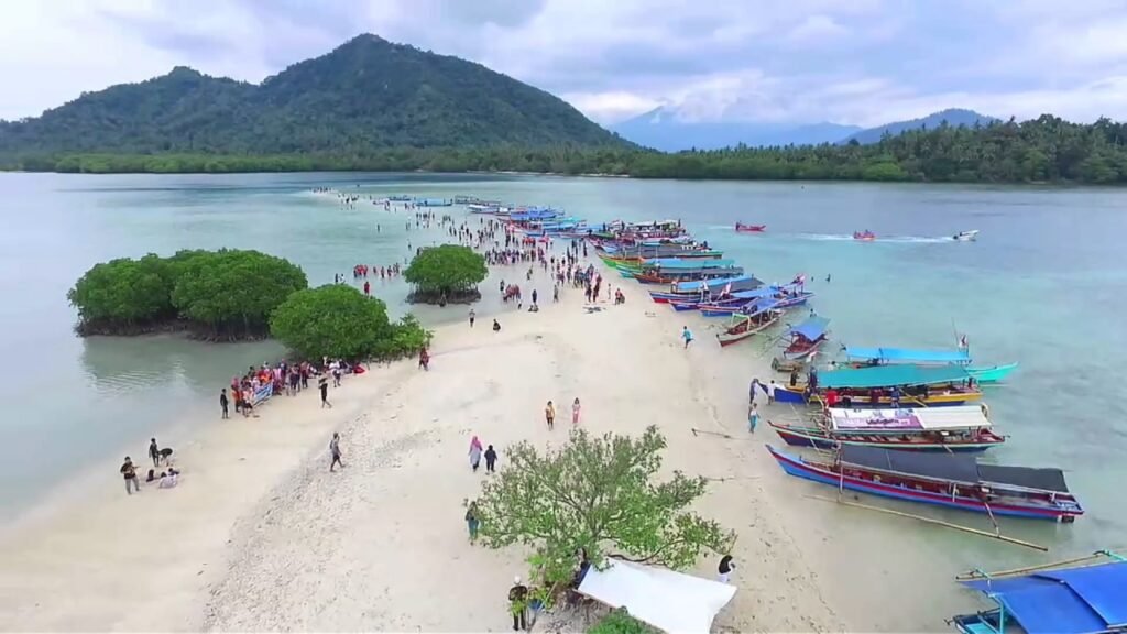 Suasana Pantai Pulau Pahawang