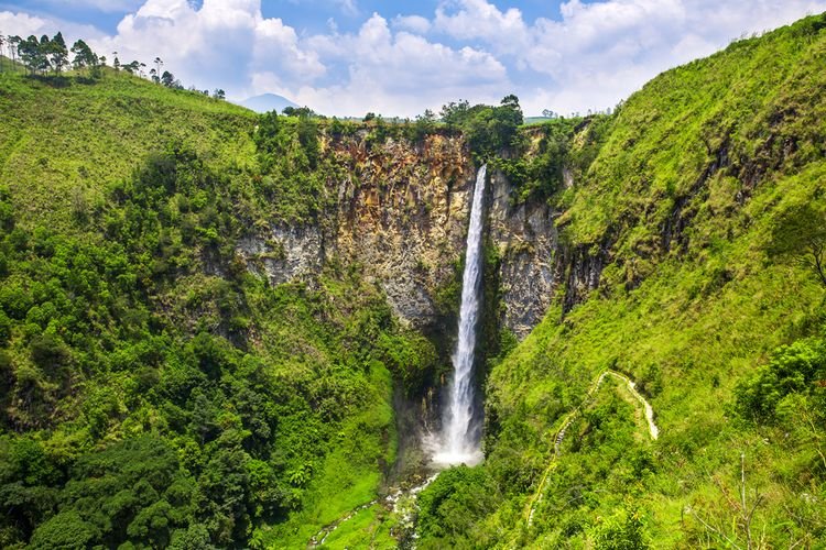 Keindahan Air Terjun Sipiso-piso